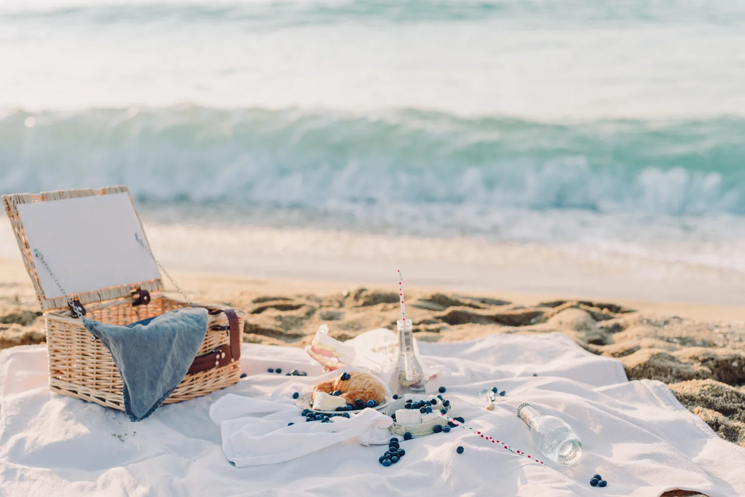 outdoor blanket picnic